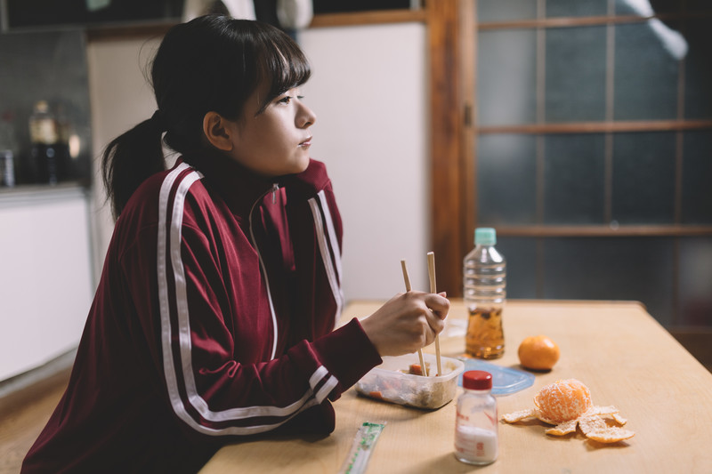 食事中に肘をつかないでね